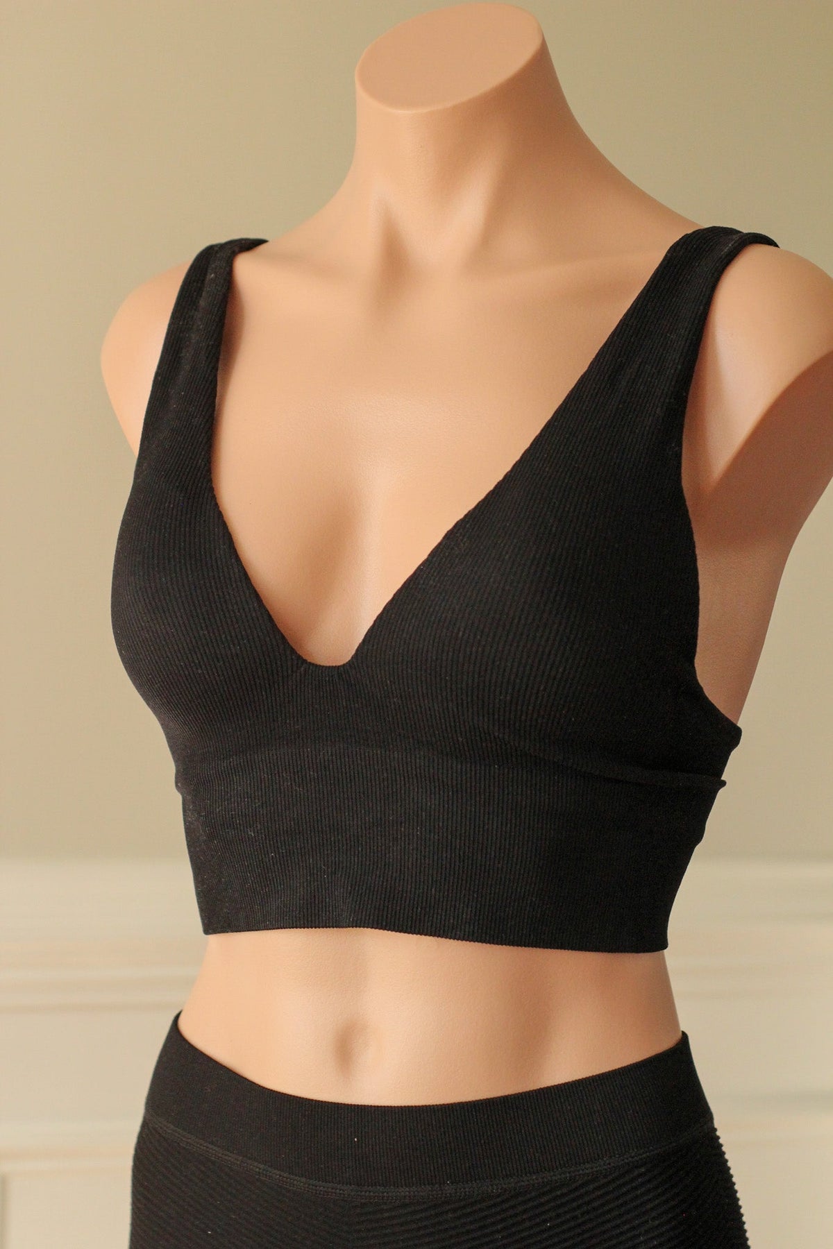 Aahwan Black Solid Basic Cropped Padded Cami Bustier Bra Vest Tops for  Women's & Girls' (135_Black-2XS) : : Clothing & Accessories